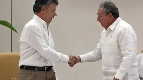Santos y Timochenko se dan la mano durante su encuentro en La Habana Santos y Timochenko se dan la mano durante su encuentro en La Habana