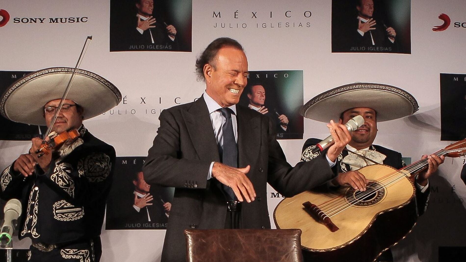 Julio Iglesias presenta 'M&eacute;xico' y anuncia que ser&aacute; su &uacute;ltimo disco de estudio