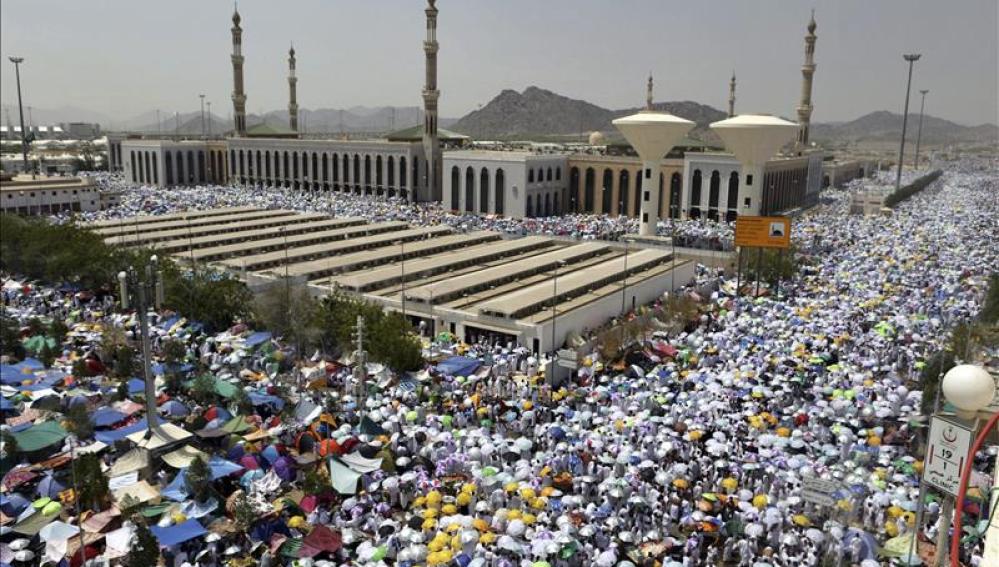 Musulmanes rezan al mediodía en la mezquita de Nimra