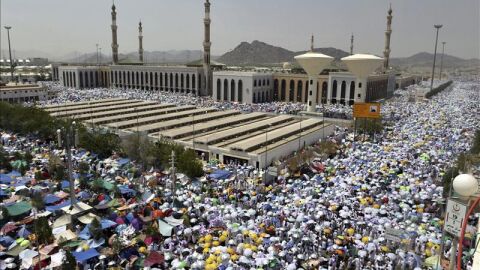 Musulmanes rezan al mediod&iacute;a en la mezquita de Nimra