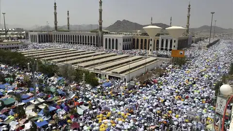 Musulmanes rezan al mediodía en la mezquita de Nimra Musulmanes rezan al mediodía en la mezquita de Nimra