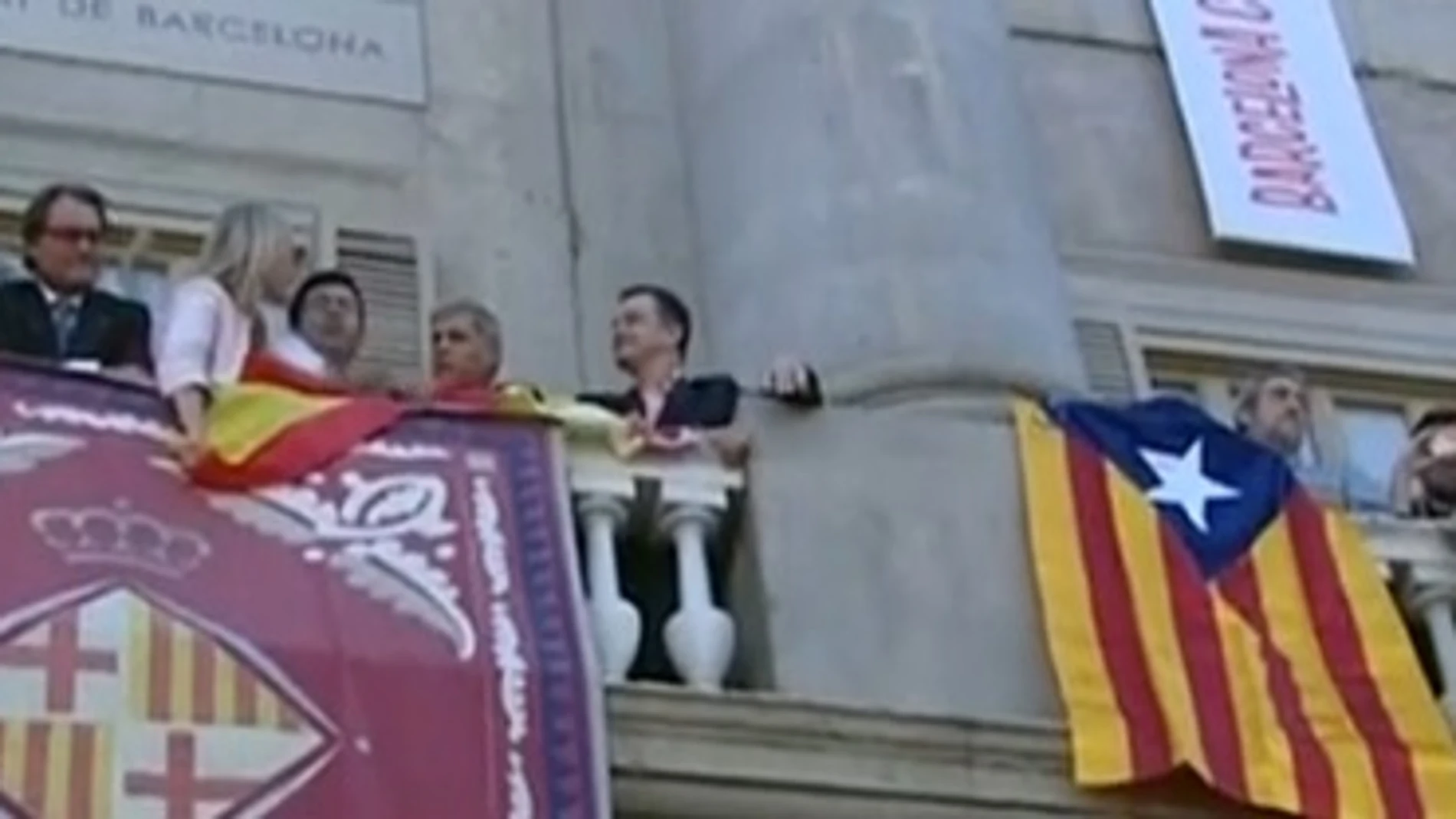 'Guerra de banderas' en el balcón del Ayuntamiento de Barcelona