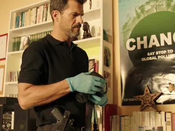 Héctor busca posibles pistas en la habitación de Ainhoa Héctor busca posibles pistas en la habitación de Ainhoa