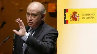 Jorge Fernández Díaz compara la guerra de las banderas con cuando ETA estaba operativa Jorge Fernández Díaz compara la guerra de las banderas con cuando ETA estaba operativa