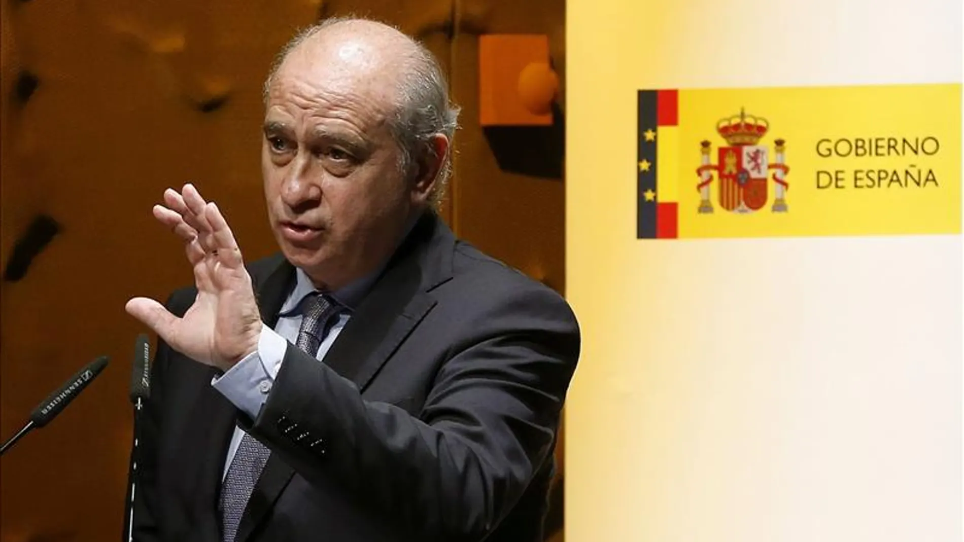 Jorge Fernández Díaz compara la guerra de las banderas con cuando ETA estaba operativa Jorge Fernández Díaz compara la guerra de las banderas con cuando ETA estaba operativa