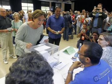 La alcaldesa de Barcelona en el colegio electoral