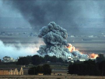 Una explosión tras un bombardeo presuntamente efectuado por la coalición internacional