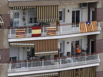 Banderas de Cataluña junto a una española y una estelada en Barcelona