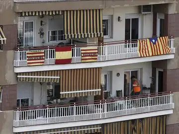 Banderas de Cataluña junto a una española y una estelada en Barcelona Banderas de Cataluña junto a una española y una estelada en Barcelona