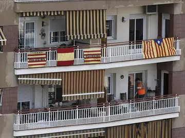 Banderas de Cataluña junto a una española y una estelada en Barcelona Banderas de Cataluña junto a una española y una estelada en Barcelona