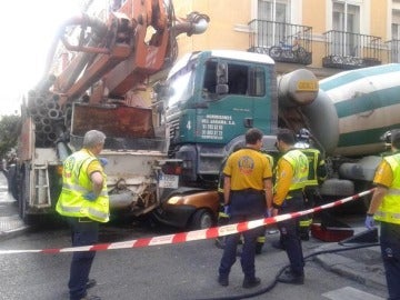 Coche aplastado por hormigonera en la calle San Marcos