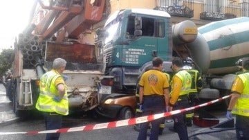 Coche aplastado por hormigonera en la calle San Marcos