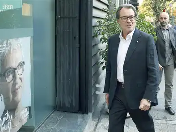Mas llega solo a la sede de CDC tras la victoria de Junts pel Sí Mas llega solo a la sede de CDC tras la victoria de Junts pel Sí