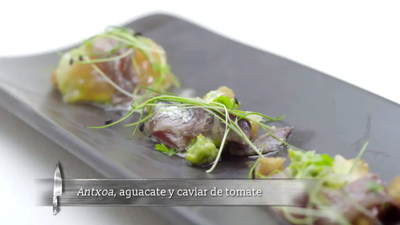Antxoa, aguacate y caviar de tomate
