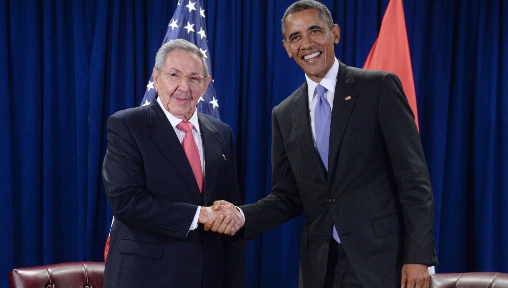 Saludo entre Raúl Castro y Barack Obama
