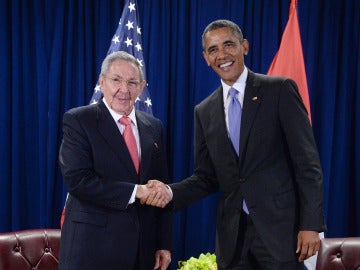 Saludo entre Raúl Castro y Barack Obama