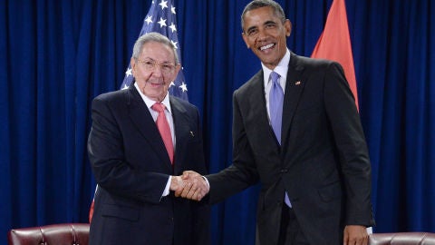 Saludo entre Ra&uacute;l Castro y Barack Obama