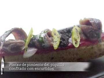 Pintxo de pimiento del piquillo confitado con encurtidos