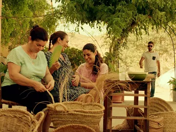 Lola acude a ver a su familia Lola acude a ver a su familia