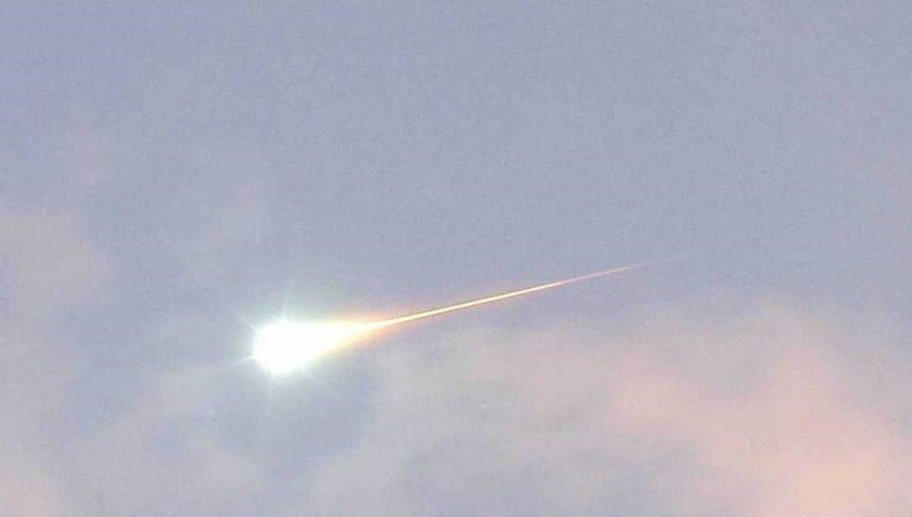 Fragmento de un cometa entrando en la atmosfera