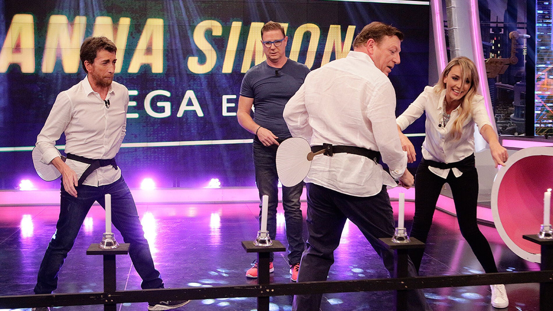 Apagando velas con un Pai Pai