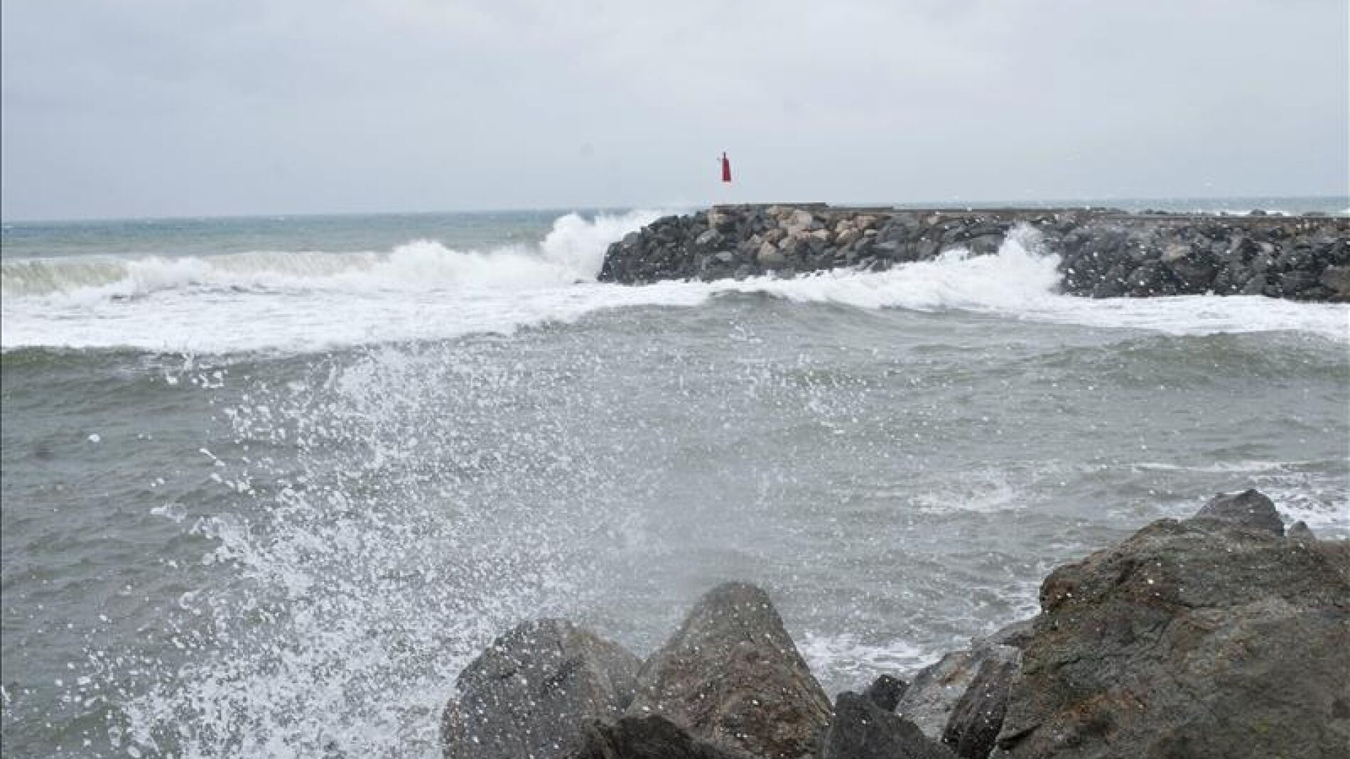 Fuerte oleaje en Girona
