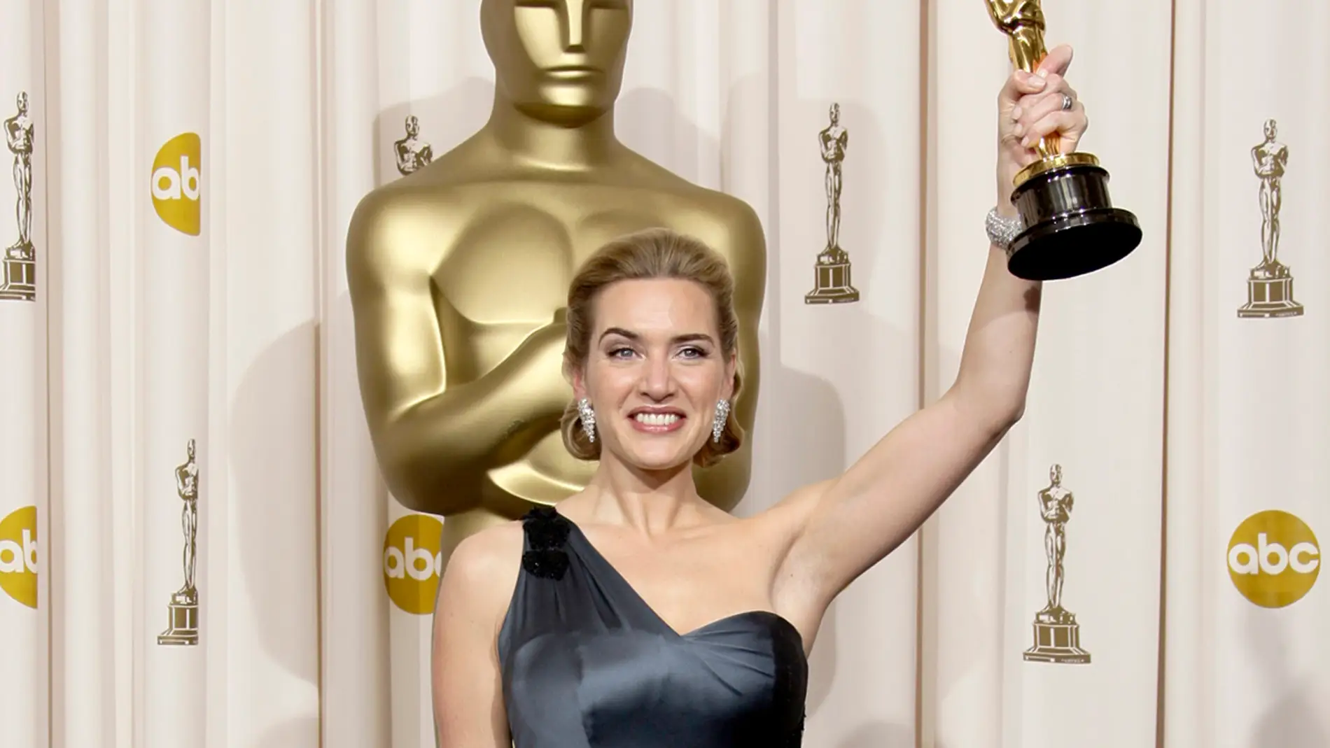 Kate Winslet junto a su premio Oscar en 2009