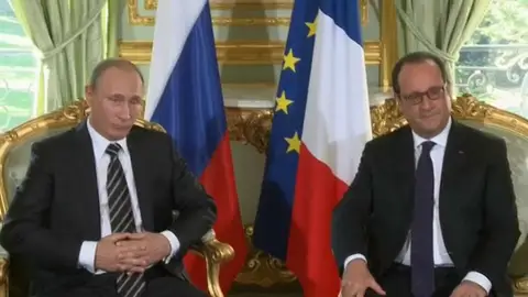 Hollande y Merkel reclaman a Putin que se limite a bombardear a los terroristas Hollande y Merkel reclaman a Putin que se limite a bombardear a los terroristas