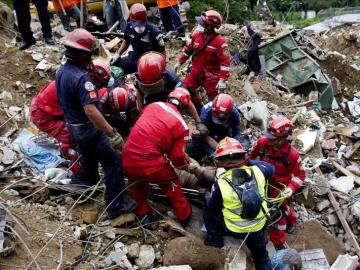 Los equipos de rescate han paralizado la búsqueda debido a las malas condiciones del terreno