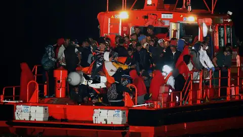 Llegada de los inmigrantes al puerto de Almería Llegada de los inmigrantes al puerto de Almería