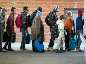 Refugiados a su llegada a la estación de tren de Schoenefeld, en Alemania.