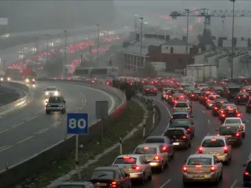 Colisiones y lluvia causan grandes atascos en el norte de la ciudad de Madrid Colisiones y lluvia causan grandes atascos en el norte de la ciudad de Madrid