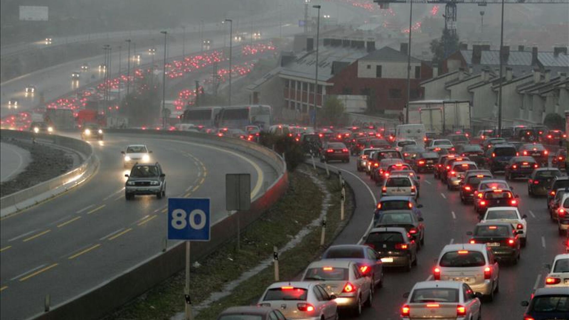 Colisiones y lluvia causan grandes atascos en el norte de la ciudad de Madrid