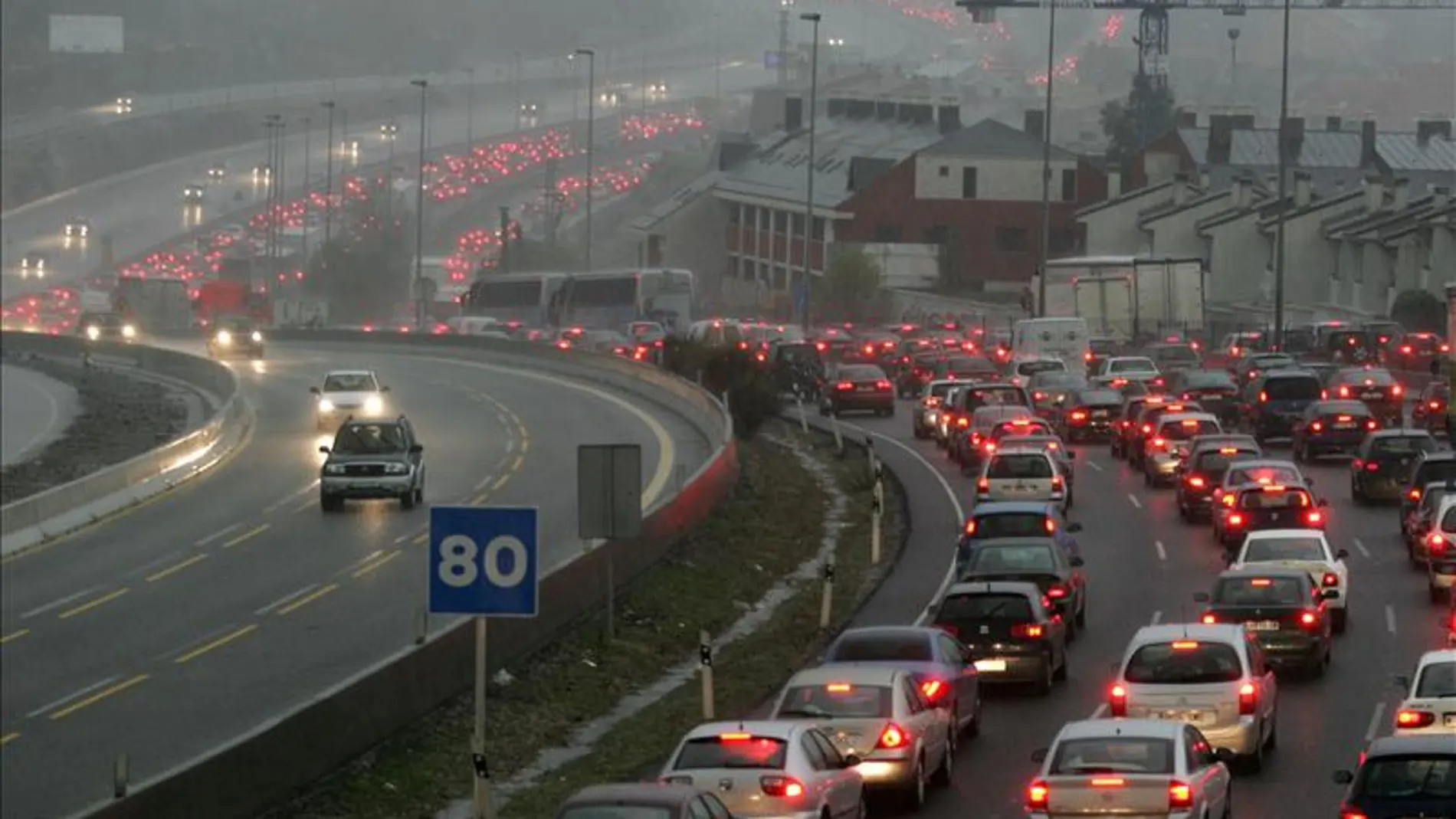 Colisiones y lluvia causan grandes atascos en el norte de la ciudad de Madrid Colisiones y lluvia causan grandes atascos en el norte de la ciudad de Madrid