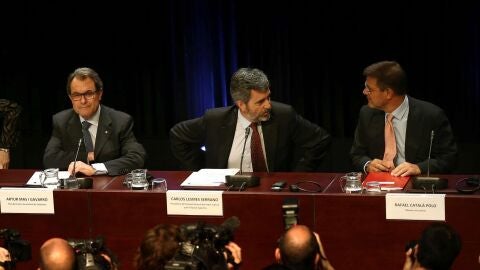 El presidente de la Generalitat, Artur Mas (c), el presidente del Tribunal Supremo, Carlos Lesmes (2d), el ministro de Justicia, Rafael Catal&aacute;