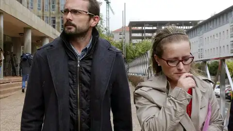 Padres de Andrea, la pequeña aquejada de una enfermedad degenerativa incurable Padres de Andrea, la pequeña aquejada de una enfermedad degenerativa incurable