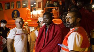 Momento del rescate de los inmigrantes en Almería