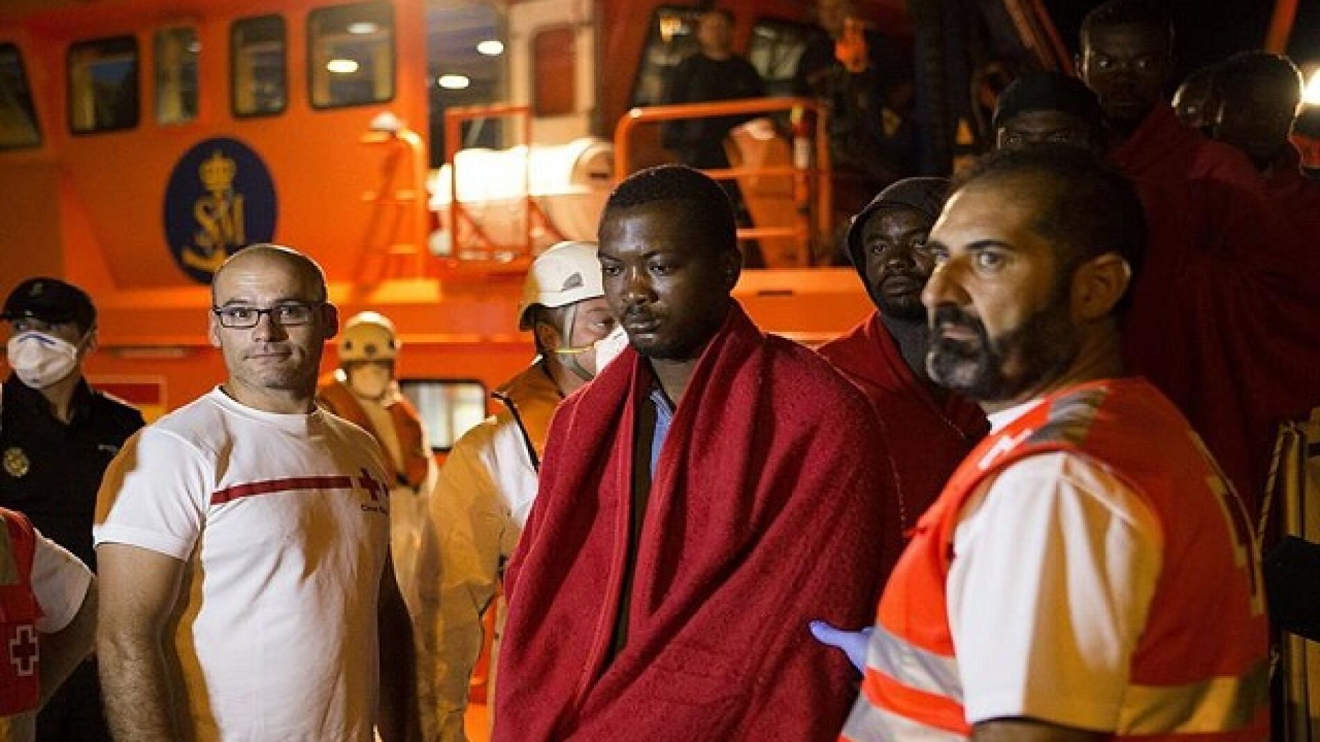 Momento del rescate de los inmigrantes en Almer&iacute;a
