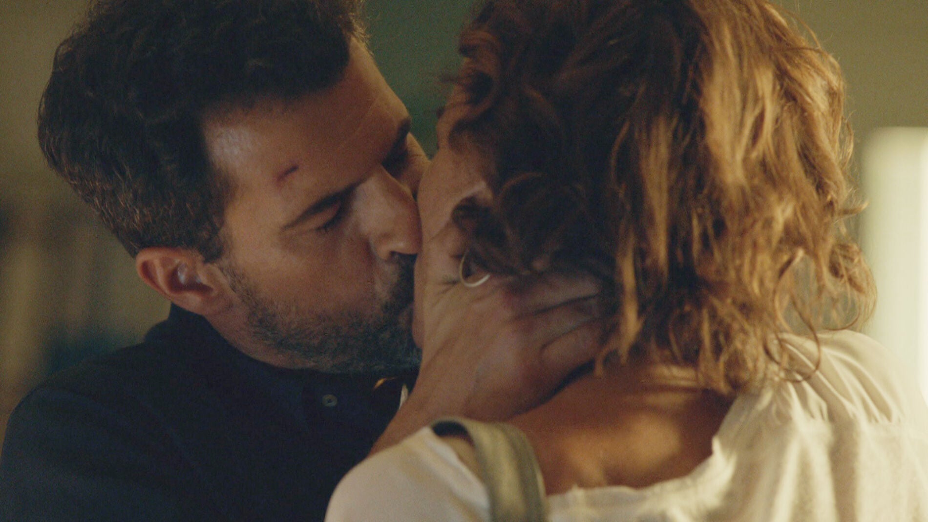 H&eacute;ctor y Marta se besan