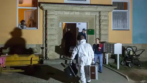 Policías alemanes investigando las causas del incendio en el albergue de refugiados Policías alemanes investigando las causas del incendio en el albergue de refugiados