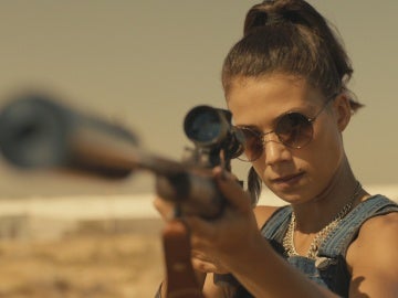 Pilar apunta con un arma