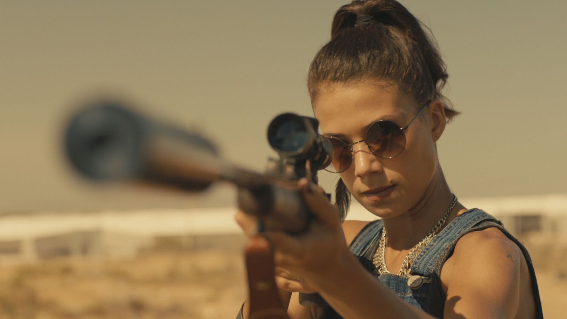 Pilar apunta con un arma