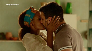 Lucas se siente irresistiblemente atraído por Fara