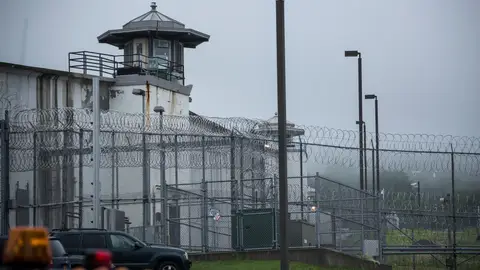 Liberan a 3 hombres que han pasado 24 años en la cárcel por un asesinato que no cometieron Liberan a 3 hombres que han pasado 24 años en la cárcel por un asesinato que no cometieron