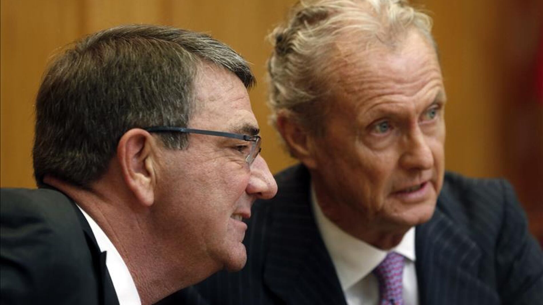 El ministro de Defensa de Espa&ntilde;a, Pedro Moren&eacute;s (d), junto al secretario de Defensa de EE.UU., Ashton Carter
