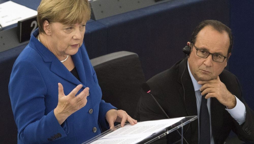 El presidente francés, François Hollande, escucha a la canciller alemana Angela Merkel