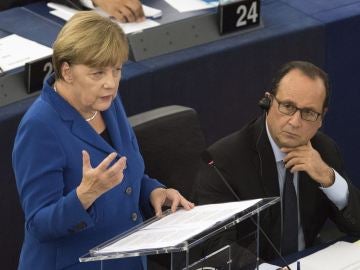 El presidente francés, François Hollande, escucha a la canciller alemana Angela Merkel