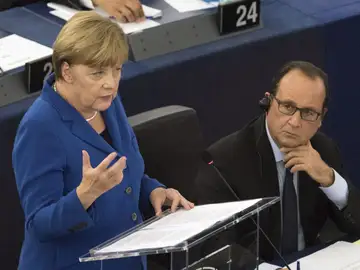 El presidente francés, François Hollande, escucha a la canciller alemana Angela Merkel El presidente francés, François Hollande, escucha a la canciller alemana Angela Merkel