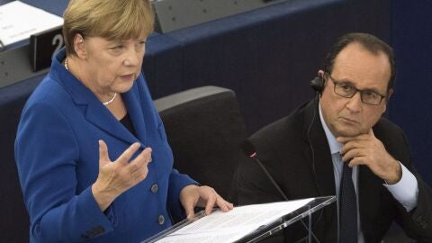 El presidente franc&eacute;s, Fran&ccedil;ois Hollande, escucha a la canciller alemana Angela Merkel
