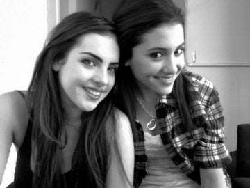 Ariana Grande besa a Elizabeth Gillies Ariana Grande besa a Elizabeth Gillies